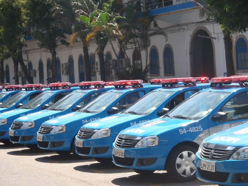 A Polícia Militar do Rio de Janeiro distribuiu um comunicado em que faz um apelo para que a tropa reflita sobre as consequências de uma possível paralisação; governador Luiz Fernando Pezão convocou uma reunião de emergência com os comandantes das unidades militares para tratar da questão, no Palácio da Guanabara, na manhã de hoje; em nota, a PM diz que a violência é um grave problema da sociedade; “A Polícia Militar do Estado do Rio de Janeiro é a instituição que garante a 'civilidade', o ir e vir, o trânsito de pessoas. Só nós conhecemos a realidade nua e crua do dia a dia de policiamento”
