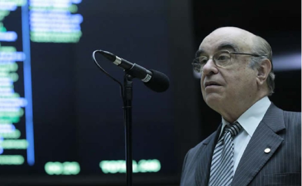 Michel Temer está articulando pesado para garantir que o deputado Bonifácio de Andrada (PSDB-MG) permaneça como relator da denúncia contra ele na Comissão de Constituição e Justiça (CCJ) da Câmara; Bonifácio integra o grupo do senador afastado Aecio Neves (PSDB-MG), principal interlocutor de Temer no PSDB, e não participou da votação na CCJ da primeira denúncia contra Temer, mas foi a favor de arquivar o pedido de investigação contra o presidente no plenário