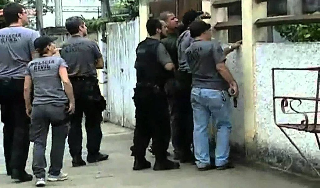 O MP-RJ e a Divisão de Homicídios da Polícia Civil realizam uma operação para cumprir 31 mandados de prisão preventiva e 45 de busca e apreensão contra denunciados que fazem parte de uma milícia que atua em diversos bairros da zona oeste da capital fluminense, como Campo Grande, Santa Cruz e Santíssimo, e também em municípios como Itaguaí e Mangaratiba, além de Niterói e São Gonçalo; os 31 integrantes da milícia foram denunciados pelo Ministério Público por organização criminosa