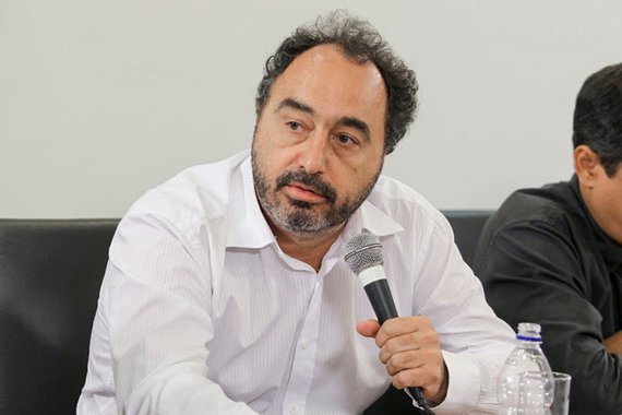 Jornalista debate o sistema político que os parlamentares querem implementar, "que agora tá sendo chamado de distritão misto"; "Parece até coisa séria, com um nome tão empolado. Mas é sacanagem mesmo", diz Rovai; assista