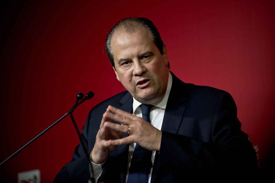 Não haverá espaço para debate no Parlamento e a democracia será sufocada se o presidente francês Emmanuel Macron vencer com a maioria parlamentar esmagadora que as pesquisas estão prevendo, dizem seus rivais após o primeiro turno deste domingo; "Não é saudável nem desejável para um presidente que obteve apenas 24 por cento dos votos no primeiro turno das eleições presidenciais e que foi eleito no segundo turno pela rejeição à extrema-direita se beneficie de um monopólio na representação nacional", disse o líder do partido Socialista, Jean-Christophe Cambadelis