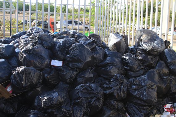 A coleta de lixo em Goiânia continua com problemas. Em alguns bairros, os caminhões da Comurg demoram até 10 dias para recolher o lixo nas calçadas; a foto dessa matéria foi tirada nesta terça-feira num lixeiro de um condomínio no bairro Goiânia 2; reportagens de telejornais já mostraram que o principal problema é a falta de caminhões; Comurg tem enorme dificuldade para dar manutenção e há dias em que 30 veículos, quase metade da frota, ficam no pátio, sem condições de uso