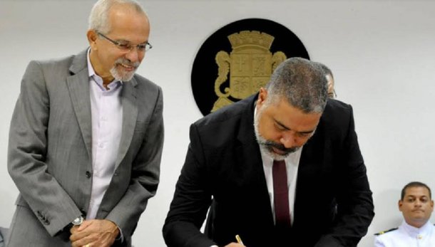 Maior protagonismo do município nas ações de segurança pública; ao reforçar este compromisso, o prefeito Edvaldo Nogueira empossou, nesta quarta-feira (7), o coronel Luis Fernando Silveira de Almeida como secretário municipal de Defesa Social; Edvaldo afirmou que caberá ao novo integrante do governo fortalecer as ações de proteção da sociedade, seja na garantia de mais segurança, através da Guarda Municipal, seja no cuidado ao cidadão, no trabalho da Defesa Civil e do Programa de Proteção e Defesa do Consumidor Municipal (Procon)