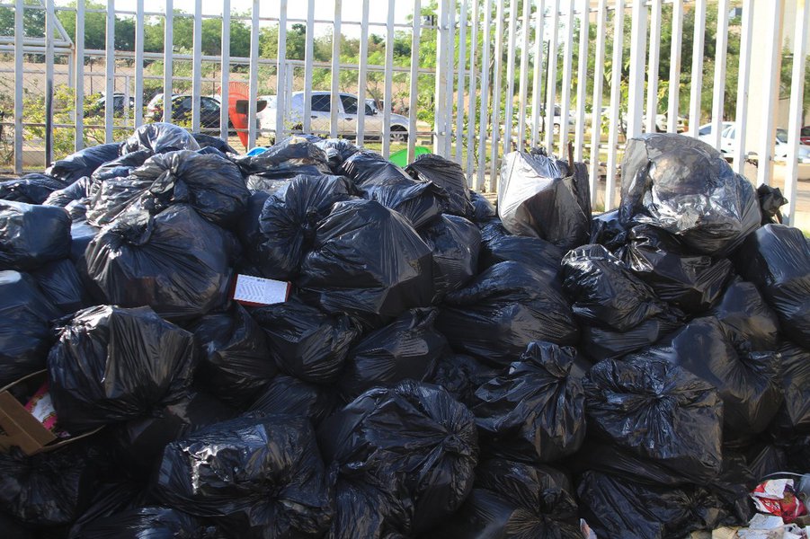 A coleta de lixo em Goiânia continua com problemas. Em alguns bairros, os caminhões da Comurg demoram até 10 dias para recolher o lixo nas calçadas; a foto dessa matéria foi tirada nesta terça-feira num lixeiro de um condomínio no bairro Goiânia 2; reportagens de telejornais já mostraram que o principal problema é a falta de caminhões; Comurg tem enorme dificuldade para dar manutenção e há dias em que 30 veículos, quase metade da frota, ficam no pátio, sem condições de uso