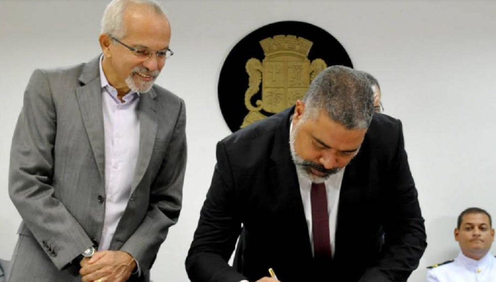 Maior protagonismo do município nas ações de segurança pública; ao reforçar este compromisso, o prefeito Edvaldo Nogueira empossou, nesta quarta-feira (7), o coronel Luis Fernando Silveira de Almeida como secretário municipal de Defesa Social; Edvaldo afirmou que caberá ao novo integrante do governo fortalecer as ações de proteção da sociedade, seja na garantia de mais segurança, através da Guarda Municipal, seja no cuidado ao cidadão, no trabalho da Defesa Civil e do Programa de Proteção e Defesa do Consumidor Municipal (Procon)