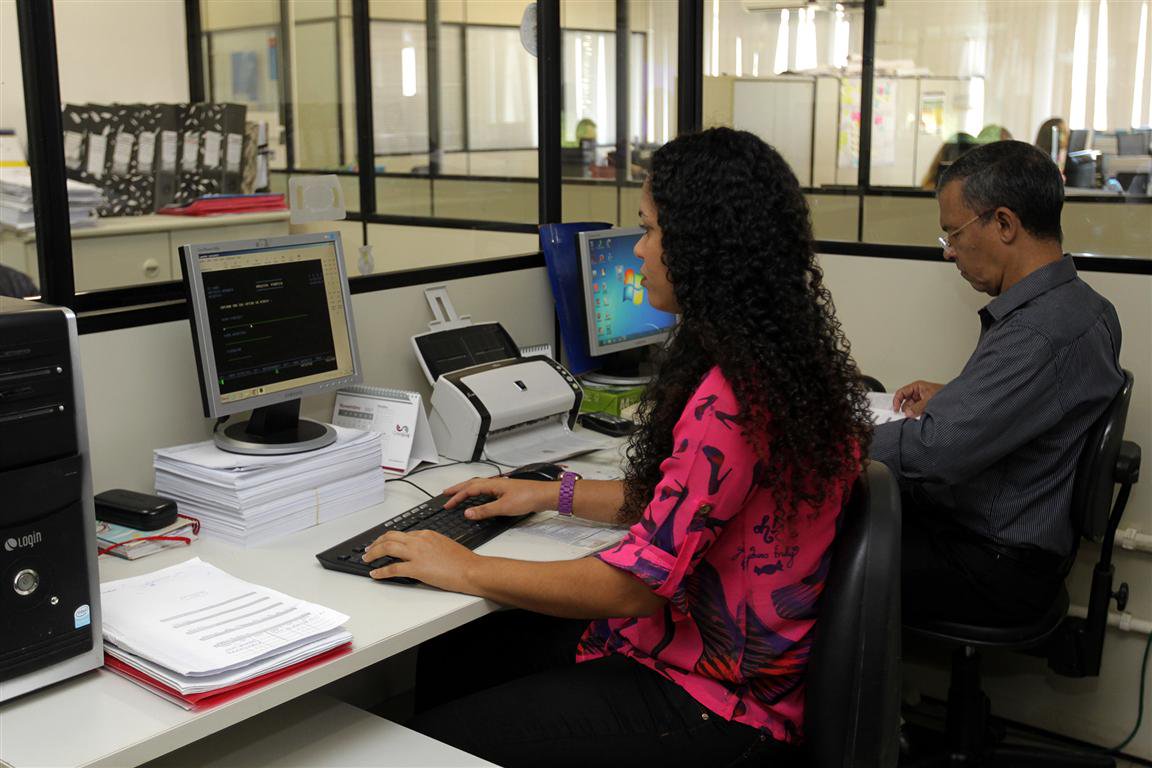 O segundo edital do Programa Partiu Estágio, que oferece oportunidades para jovens universitários baianos ampliarem sua formação com o desenvolvimento de atividades em órgãos públicos, encerrou suas inscrições no domingo (17) com 23.405 inscritos; o número supera os inscritos no primeiro edital do programa, lançado em abril, quando 20.108 universitários participaram da seleção; ao todo, 3.105 vagas serão ofertadas para universitários inscritos no programa, desde que estejam regularmente matriculados em cursos presenciais, possuam idade mínima de 16 anos e que tenham cumprido pelo menos 50% do seu curso de formação