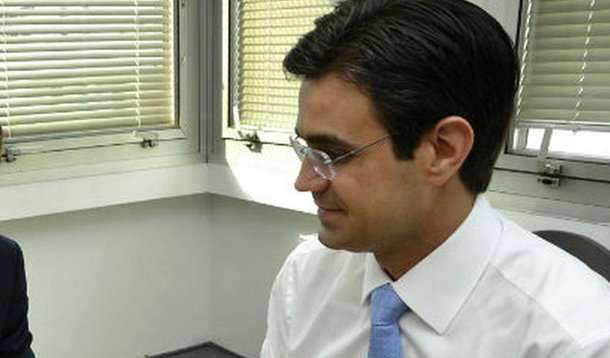 O secretário estadual de habitação de SP, Rodrigo Garcia, vice-presidente nacional do DEM, lançou sua pré-candidatura ao governo de São Paulo afirmando que as universidades estaduais USP, Unesp e Unicamp devem cobrar mensalidade dos seus alunos, de acordo com a renda familiar, e as pesquisas realizadas nas três instituições de ensino têm de ser vendidas; Garcia afirma que pretende se mostrar como o candidato "liberal para valer" em 2018