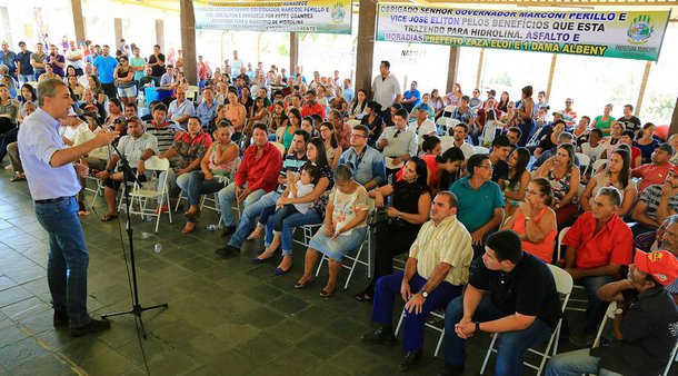 “Não visitamos os municípios para discursos vazios”, disse o vice-governador José Eliton nesta sexta-feira (1º) durante maratona do programa Goiás na Frente, pelo Norte do estado; “Estamos aqui para dar andamento às obras que preparam o estado para um novo salto de desenvolvimento “, completou. Ele assinou convênios para obras de pavimentação asfáltica em Uirapuru, Hidrolina e São Luiz do Norte; "Estou feliz em receber José Eliton. Ele trata das nossas demandas com carinho e está sempre atento ao que precisamos", afirmou o prefeito de São Luiz do Norte, Jacob Ferreira, do PMDB, durante assinatura de convênio