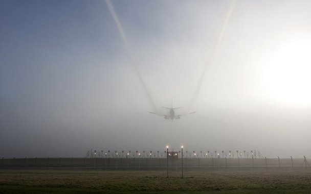 Intenso nevoeiro que atinge hoje (29) São Paulo causa transtornos para a aviação; companhia aérea Latam registrou quatro voos cancelados e dois reprogramados (quando os passageiros são desviados para outros voos) no Aeroporto de Congonhas, zona sul de São Paulo; terminal opera com ajuda de instrumentos devido ao nevoeiro que atinge a cidade; de acordo com a Infraero, cinco voos estão atrasados em razão das condições do tempo em localidades como Rio de Janeiro (RJ) e Navegantes (SC)