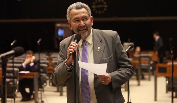 O deputado federal Paulão (P-AL), presidente da Comissão de Direitos Humanos da Câmara, sugeriu ao governo de Alagoas que peça apoio do Ministério da Justiça para solucionar os assassinatos dos vereadores Neguinho Boiadeiro e Tony Pretinho, acontecidos recentemente no município de Batalha, no Sertão; segundo o parlamentar, a população do município vive nesse momento uma situação de medo e insegurança após os crimes