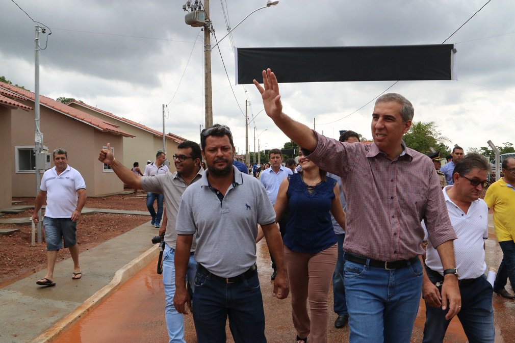 Com um total de 19.301 inscritos, a Agência Goiana de Habitação (Agehab) analisa cadastros de novos beneficiários para o programa habitacional do governo de Goiás; o Cheque Reforma integra do programa Goiás na Frente Terceiro Setor-Social, criado pelo governador Marconi Perillo e coordenado pelo vice-governador Zé Eliton, com o intuito de zerar o número de famílias em situação de vulnerabilidade em todas as regiões do estado; a concessão do benefício ocorre em parceria com as prefeituras municipais, que ficaram com a responsabilidade de apresentação da demanda e realização das inscrições, com o apoio da equipe técnica da Agehab