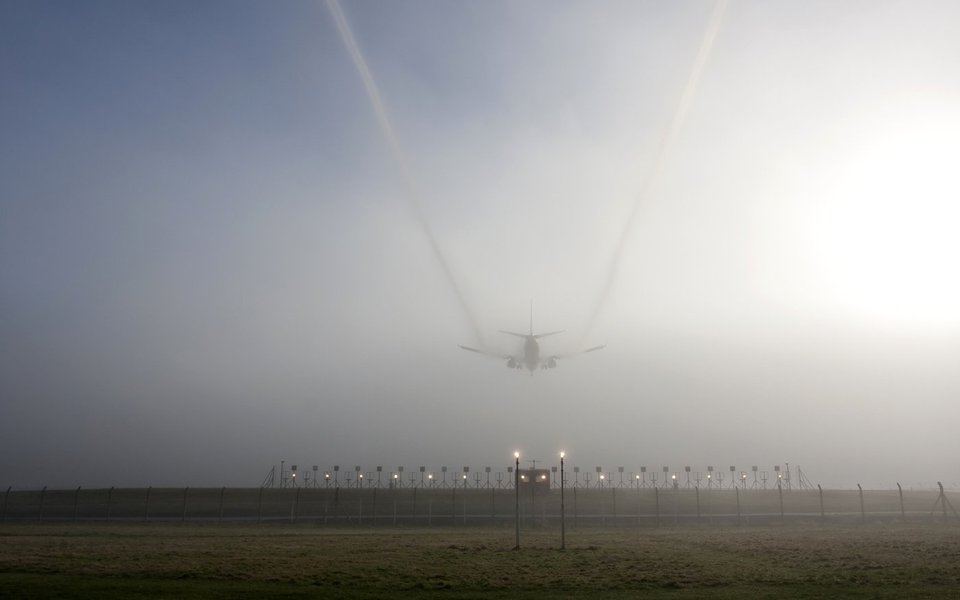 Intenso nevoeiro que atinge hoje (29) São Paulo causa transtornos para a aviação; companhia aérea Latam registrou quatro voos cancelados e dois reprogramados (quando os passageiros são desviados para outros voos) no Aeroporto de Congonhas, zona sul de São Paulo; terminal opera com ajuda de instrumentos devido ao nevoeiro que atinge a cidade; de acordo com a Infraero, cinco voos estão atrasados em razão das condições do tempo em localidades como Rio de Janeiro (RJ) e Navegantes (SC)