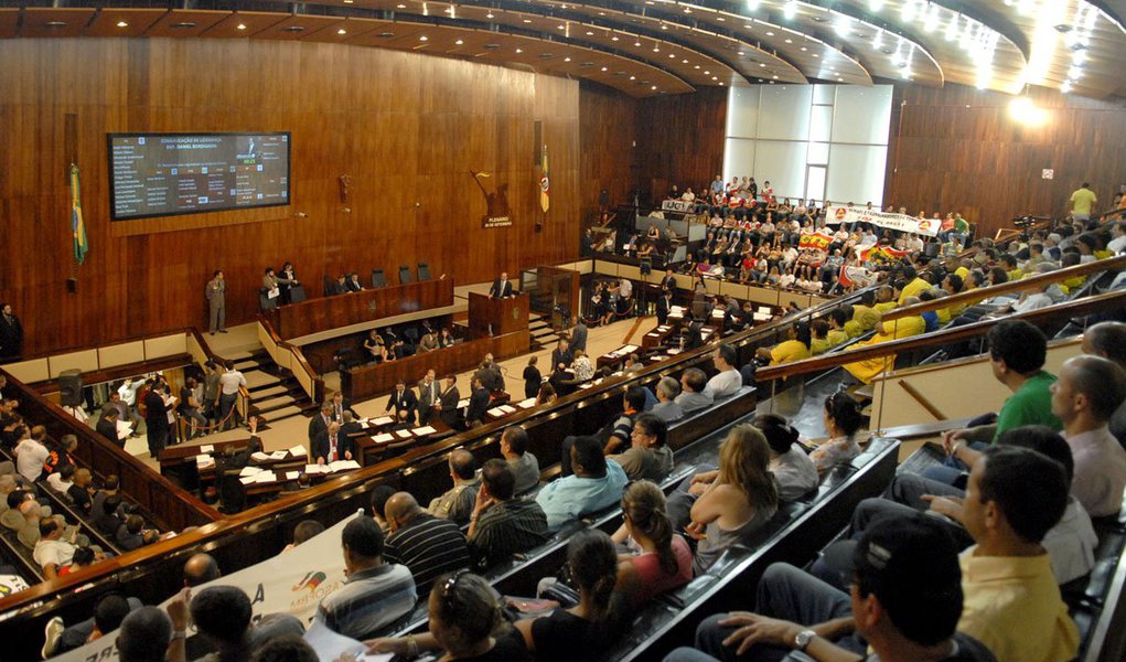 Apesar de a oposição comemorar o resultado da sessão plenária, que acabou sem a votação do projeto de aval da Assembleia Legislativa à adesão do Estado ao Plano de Recuperação Fiscal, houve apenas um adiamento no cronograma do governo estadual; o executivo deve fazer a convocação extraordinária da Casa provavelmente no fim de janeiro, pois técnicos da Secretaria da Fazenda e do Tesouro do Estado trabalham na elaboração da nova proposta de adesão do Rio Grande do Sul ao Plano, desta vez com base no exercício-financeiro deste ano, não nos dados de 2016