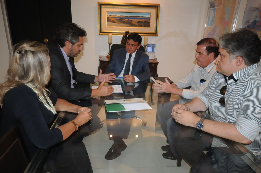 O governador Wellington Dias e o presidente da Fundação Hospitalar, Pablo Santos, trataram no Palácio de Karnak, de metas de curto, médio e longo prazo, visando otimizar os serviços prestados na área da saúde em diferentes regiões do Piauí; o plano prevê descentralização e terceirização de serviços, para dar mais celeridade e qualidade ao atendimento prestado à população; a abertura de cinco novos centros cirúrgicos no Hospital Getúlio Vargas é uma das prioridades; a ampliação permitirá aumento da rotatividade em operações, especialmente nas áreas de neurologia e ortopedia; a intervenção vai representar um incremento de 55% na capacidade física do hospital, para cirurgias