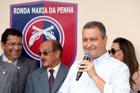 Em visita a Itabuna nesta sexta-feira, o governador Rui Costa inaugurou a sede da Ronda Maria da Penha, no 15° Batalhão de Policia Militar, e entregou uma nova viatura para a região. A nova sede é composta por 11 policiais capacitados para atuar no enfrentamento à violência doméstica e familiar; "Hoje, estamos entregando um serviço importante, que nenhum de nós gostaria que ainda fosse necessário, em pleno século XXI, mas que, infelizmente, ainda é. Espero que ele possa ajudar também no processo de conscientização, para que tenhamos uma grande redução da violência doméstica. Onde a ronda já se implantou, ajudou a reduzir incidentes e, principalmente, a evitar reincidências", disse Rui