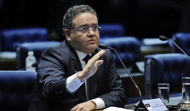 Sem futuro com a família Sarney, o senador Roberto Rocha (PSDB) pulou do lado da oligarquia em 2014 e acompanhou a onda de mudança, sendo eleito senador, capitaneada pela candidatura de Flávio Dino; dois anos depois retornou para o clã dos Sarney, e agora tenta ser uma alternativa para 2018; no entanto, aparece nas pesquisas disputando os últimos lugares; ele também não contava coma intenção de Roseana Sarney de também entrar na disputa