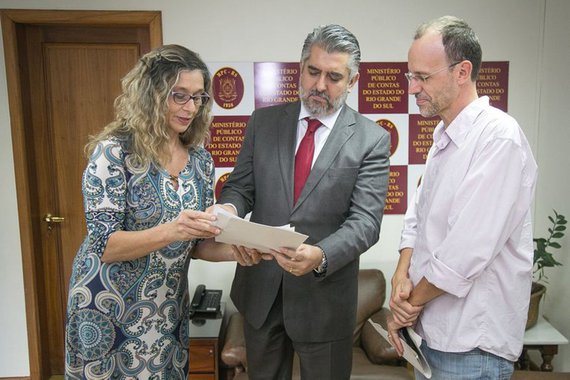 A bancada do PT da Câmara de Porto Alegre entregou representação ao Ministério Público de Contas para que investigue o Termo de Cooperação firmado pelo Prefeito Nelson Marchezan Jr. (PSDB) com a “Comunitas; representação questiona os vínculos da organização com o Centro Ruth Cardoso, ligado aos tucanos, e que por "coincidência" funcionam no mesmo edifício; além disso, as duas entidades são presididas por Regina Célia Esteves de Siqueira, que no governo de FHC foi diretora de Projetos Especiais do Gabinete do Ministério da Educação e também atuou no conselho da Comunidade Solidária, programa que era dirigido pela então primeira-dama Ruth Cardoso