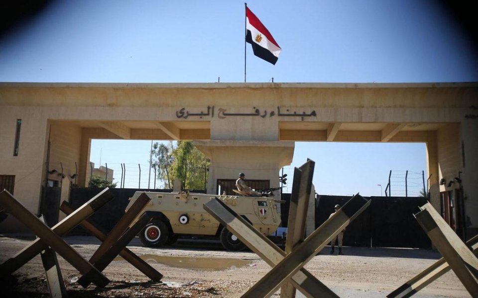 Ao menos 18 policiais egípcios morreram e três ficaram feridos em um ataque reivindicado pelo Estado Islâmico contra um comboio das forças de segurança na península do Sinai, região dominada por uma insurgência; entre os feridos está um general que perdeu uma perna durante a explosão; ataque foi seguido por uma troca de tiros e os militantes também dispararam contra trabalhadores de ambulâncias, deixando quatro feridos