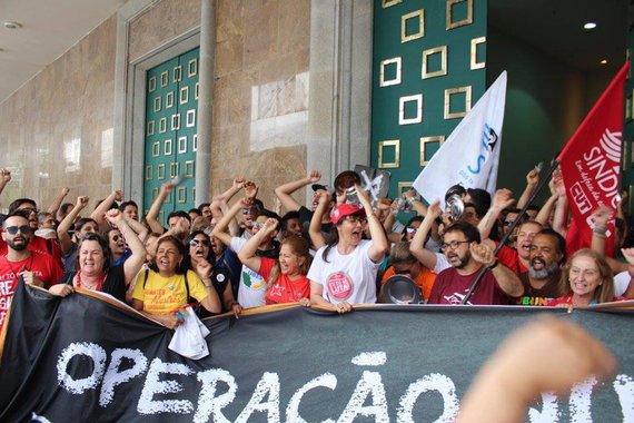 Os professores PSS desocuparam o Palácio Iguaçu, sede do governo do Paraná; a APP-Sindicato se reuniu com o chefe da Casa Civil, Valdir Rossoni (PSDB), e o líder do governo na Assembleia Legislativa, Luiz Claudio Romanelli (PSB); o sindicato dos educadores voltará à mesa de negociações nesta terça (19) juntamente com o secretário da Fazenda, Mauro Ricardo Costa, com o objetivo de resolver essa questão; o governo Beto Richa prometeu estudar um novo edital revendo a redução de 13,58% no salário dos professores, o que motivou a ocupação do Palácio Iguaçu