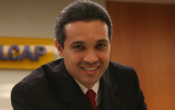 Durante a deflagração da Operação Leviatã, um desdobramento da Lava Jato, a Polícia Federal apreendeu nesta quinta-feira (16) 1.200 quadros na residência Marcio Lobão, filho do senador Edison Lobão, presidente da CCJ; segundo o colunista Lauro Jardim, parte da coleção de Marcio Lobão adornava "paredes até dos banheiros e lavabos do seu apartamento de frente para o mar do Leme"