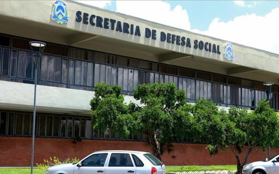 A Secretaria de Estado da Cidadania e Justiça (Seciju) se manifestou sobre a reportagem do jornal Globo, que apontou que o Tocantins e mais cinco Estados estariam irregulares em relação aos gastos de dinheiro do Fundo Penitenciário Nacional (Funpen); de acordo coma  pasta, o Tocantins “não fez uso algum injustificável” da verba; “Houve um equívoco de interpretação, pois seguramente o Tocantins não figura na lista de Estados que fizeram uso injustificado dos recursos. O que ocorreu foi a necessidade de uma correção em um procedimento administrativo, o que já foi feito. Os recursos estão depositados em contas no Banco do Brasil intactos, totalizando mais de R$ 45 milhões”, informou a Seciju