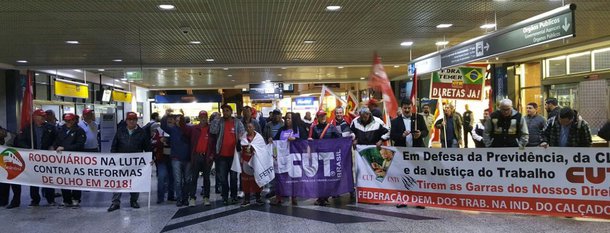 A mobilização contra as reformas da Previdência e Trabalhista começou novamente na madrugada em Porto Alegre; desde as 5h, a CUT-RS e centrais sindicais realizaram, nesta terça-feira (27), novo protesto no saguão de embarque do Aeroporto Internacional Salgado Filho, avisando que o Brasil vai parar na greve geral de 30 de junho para barrar essas reformas, exigir Fora Temer e  Diretas Já; “Avisamos que o Brasil vai parar na próxima sexta-feira para enterrar essas reformas e apontar que a saída para a crise é a realização de eleições diretas já”, afirmou o presidente da CUT-RS, Claudir Nespolo