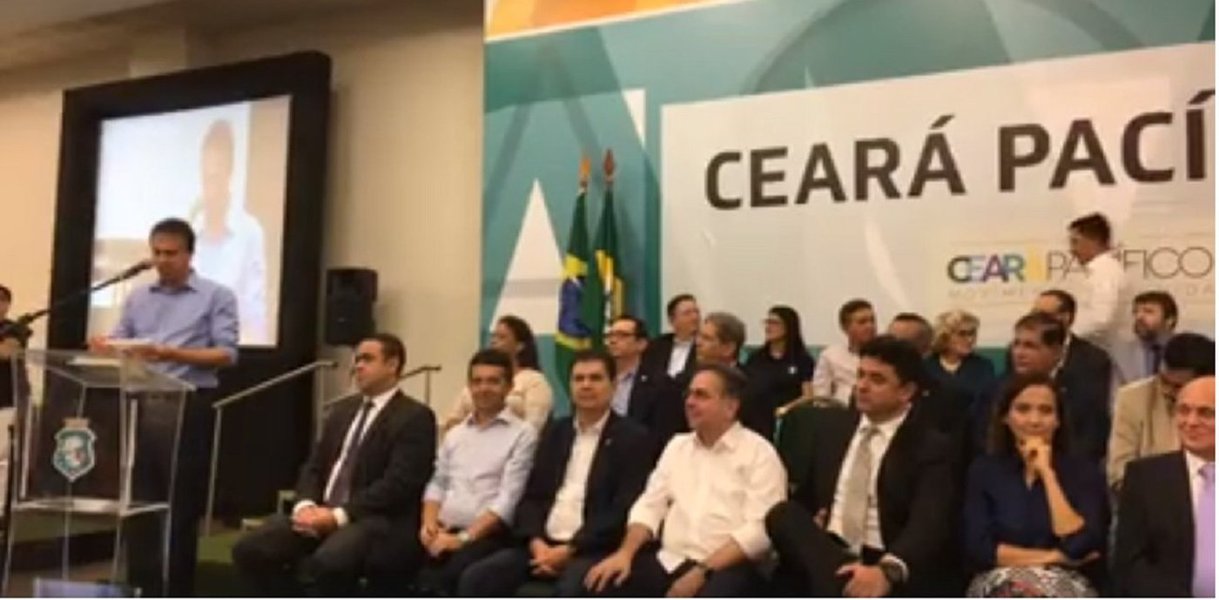 O Governo do Ceará e o Comitê de Governança do Pacto por um Ceará Pacífico apresentaram, na manhã desta sexta-feira (1) o estudo "Ceará Pacífico em Ação". O documento apresenta objetivos e compromissos a serem pactuados para promover uma melhor qualidade de vida à população cearense, a partir da analise dos avanços alcançados pela iniciativa até aqui, apontando os principais desafios da segurança pública no Estado para os próximos anos 
 