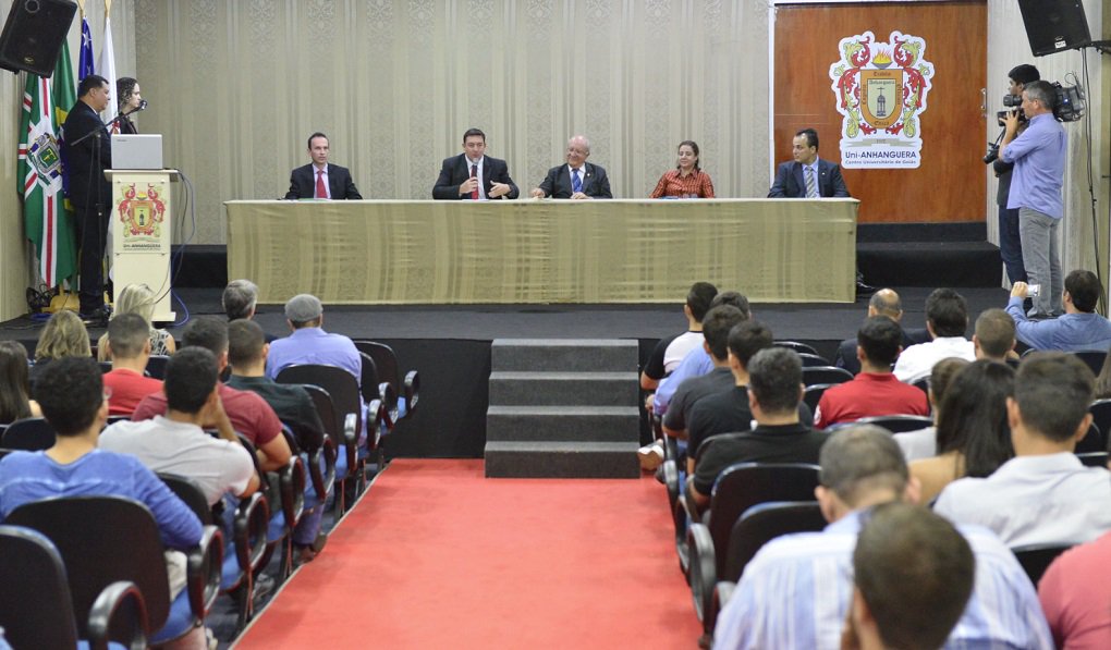 O presidente da Assembleia, José Vitti (PSDB), fez a abertura oficial do programa de formação política Deputado Jovem, no auditório Galileu da Universidade Uni-Anhanguera; projeto contou com a adesão de 71 alunos; ao falar aos estudantes do curso de Direito da Uni-Anhanguera, Vitti discorreu sobre o papel institucional do Poder Legislativo, especialmente para a estabilidade do processo democrático; presidente da Alego destacou a importância participação da universidade e dos setores organizados da sociedade no trabalho do Parlamento