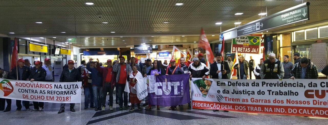 A mobilização contra as reformas da Previdência e Trabalhista começou novamente na madrugada em Porto Alegre; desde as 5h, a CUT-RS e centrais sindicais realizaram, nesta terça-feira (27), novo protesto no saguão de embarque do Aeroporto Internacional Salgado Filho, avisando que o Brasil vai parar na greve geral de 30 de junho para barrar essas reformas, exigir Fora Temer e  Diretas Já; “Avisamos que o Brasil vai parar na próxima sexta-feira para enterrar essas reformas e apontar que a saída para a crise é a realização de eleições diretas já”, afirmou o presidente da CUT-RS, Claudir Nespolo