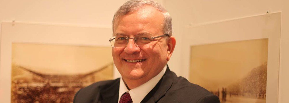 O juiz Antonio Lucchese, da 4ª Vara Criminal de Nova Iguaçu, decidiu que os três acusados de envolvimento na morte do embaixador grego Kyriakos Amiridis serão submetidos a julgamento pelo júri popular; Françoise de Souza Oliveira, mulher do embaixador, o policial militar Sérgio Gomes Moreira Filho e seu primo Eduardo Moreira Tedeshi  tiveram, também, a prisão preventiva mantida; de acordo com a denúncia do Ministério Público, Françoise teria articulado com Sérgio Gomes o assassinato do marido