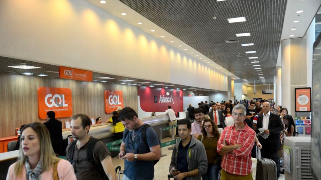 O Aeroporto Santos Dumont, na região central do Rio de Janeiro, foi reaberto nesta terça-feira (30) para pousos e decolagens às 8h30 da manhã e opera por instrumentos no momento; a estimativa é de 21 voos cancelados até as 11h; nenhum voo chegou a ser desviado para o Aeroporto Internacional Tom Jobim, mas passageiros com destino ao Rio foram realocados em voos para o Galeão