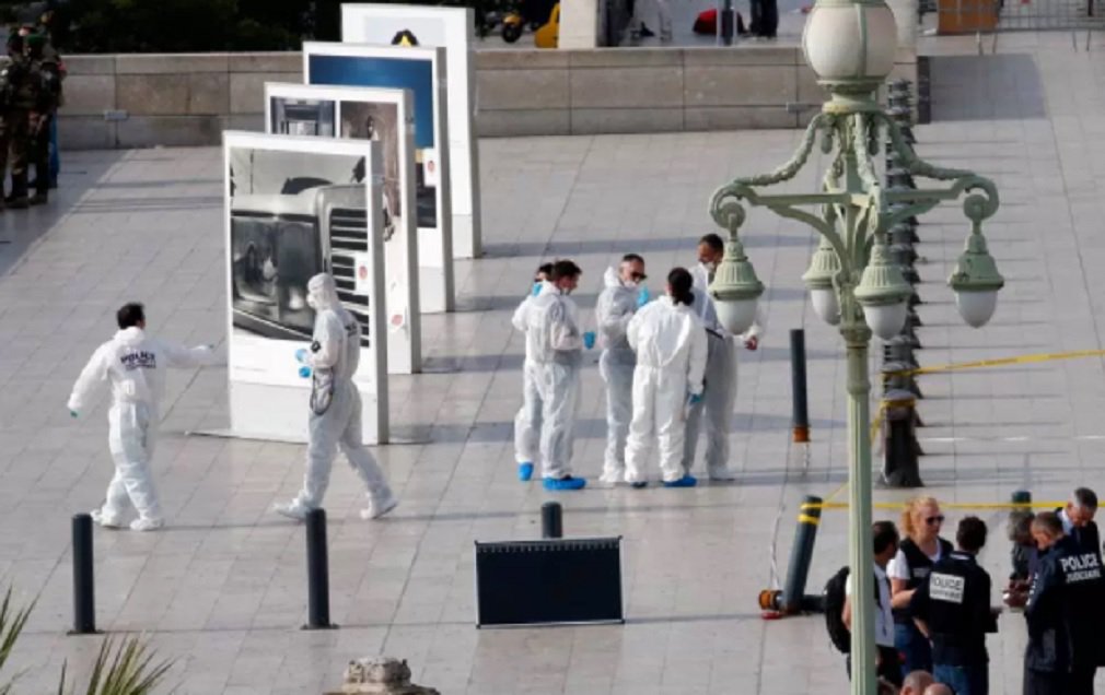 O grupo Estado Islâmico (EI) assumiu a autoria do assassinato de duas pessoas a facadas na estação de trem de Saint-Charles, em Marselha, no sudeste da França, em um comunicado divulgado pela agência de notícias Amaq, porta-voz da organização terrorista; o homem matou duas pessoas com uma faca na estação de trem; segundo depoimentos divulgados pela emissora pública de rádio "France Bleu Provence", o agressor teria gritado "Allahu akbar" - "Alá é grande", em árabe - ao realizar o ataque