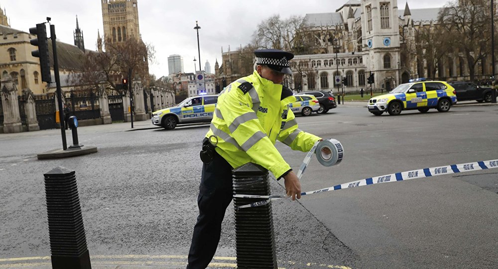 Uma explosão na Oxford Street, considerada a rua comercial mais movimentada da Europa, causou pânico e correria nesta quinta-feira, informou a mídia britânica; pelo menos uma pessoa foi socorrida com ferimentos leves; muita fumaça também foi registrada logo depois da explosão; as autoridades de Londres descartaram ataque terrorista, e afirmaram que tudo não passou de uma "pequena explosão em um sistema elétrico" local