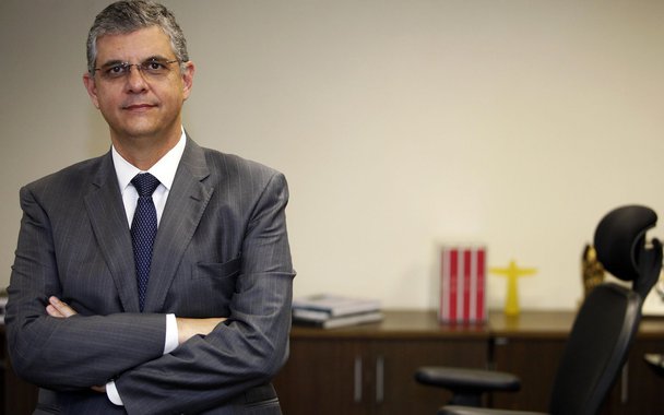 O Secretário de Fazenda e Planejamento, Gustavo Barbosa, confirmou que não trabalha com a hipótese de pagar, ainda nesta semana, o salário de agosto para os 74.725 servidores; o governo estadual deve R$ 384 milhões sobre o salário de agosto; "Não tenho essa expectativa. A gente trabalha todo dia para melhorar a receita. Mas, de forma muito transparente, não temos essa perspectiva", disse Barbosa