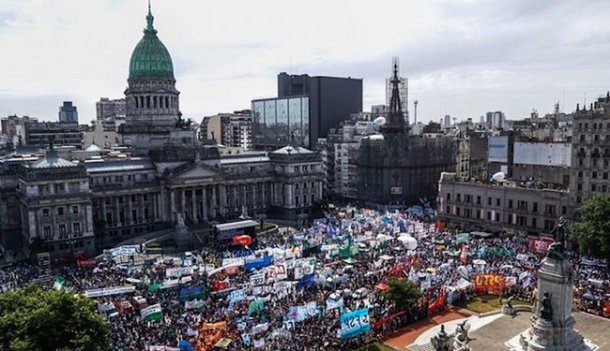 Aproximadamente 300 mil pessoas acompanharam uma manifestação dos trabalhadores e sindicatos argentinos contra as reformas do governo Macri na praça do Congresso da Nação; o objetivo é pressionar os parlamentares a não aprovar 'o saqueio' na Previdência e a alteração das leis de trabalho, nos mesmos moldes das reformas de Michel Temer no Brasil