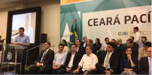 O Governo do Ceará e o Comitê de Governança do Pacto por um Ceará Pacífico apresentaram, na manhã desta sexta-feira (1) o estudo "Ceará Pacífico em Ação". O documento apresenta objetivos e compromissos a serem pactuados para promover uma melhor qualidade de vida à população cearense, a partir da analise dos avanços alcançados pela iniciativa até aqui, apontando os principais desafios da segurança pública no Estado para os próximos anos 
 