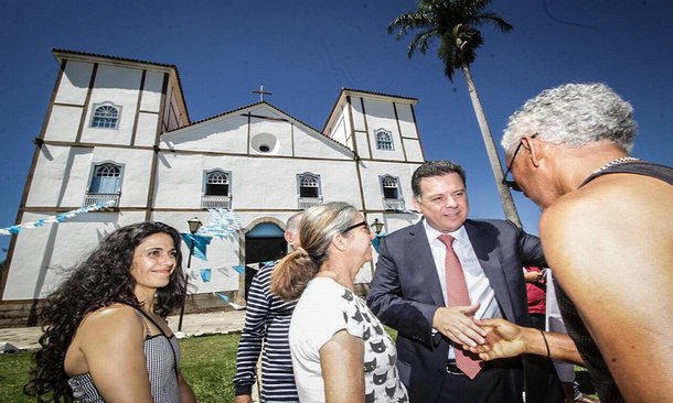 Pirenópolis comemorou 290 anos neste sábado e o governador Marconi Perillo assinou convênio de R$ 5 milhões, em recursos do Programa Goiás na Frente, para que a prefeitura realize obras de pavimentação na cidade; durante a solenidade, realizada em um espaço montado ao lado da Igreja Matriz de Pirenópolis, Marconi assinou ordem de serviço para implantação do Projeto Meninas de Luz, da OVG, que promove auxílio a adolescentes em situação de risco grávidas, com idade entre 12 e 21 anos, com atendimento social e de saúde, além de orientações sobre cuidados com o bebê