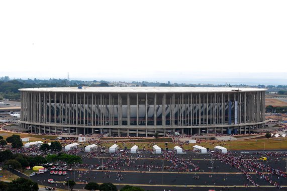 Um estudo feito pela Terracap apontou que o potencial de receita do estádio Mané Garrincha durante toda sua vida útil –cerca de 100 anos – será de "apenas R$ 171 milhões"; a informação consta de relatório da PF; como o valor de construção foi de R$ 1,5 bilhões e seu lucro pode chegar somente a R$ 171 milhões, o relatório apontou que o prejuízo estimado com o estádio é de R$ 1,3 bilhão; a PF indiciou 21 pessoas no suposto superfaturamento da obra, a mais cara da Copa do Mundo; dentre os indiciados, estão os ex-governadores do Distrito Federal Agnelo Queiroz e José Roberto Arruda