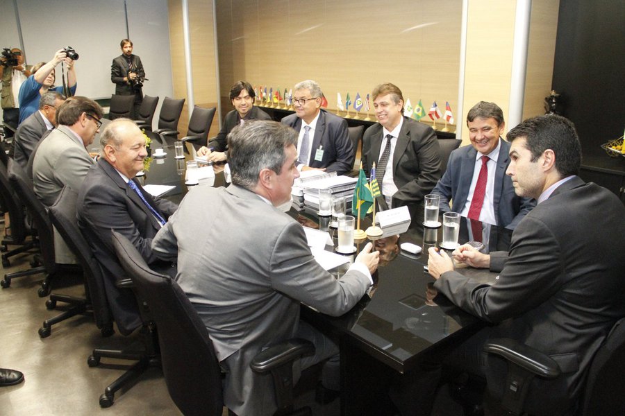 O governador Wellington Dias esteve, em Brasília, em audiência com o ministro da Integração Nacional, Helder Barbalho, para tratar do remanejamento de R$ 190 milhões que estão empenhados para a conclusão de obras no Piauí; os recursos que seriam destinados para a Barragem do Milagres agora serão remanejados para concluir outras obras; Dias esteve acompanhado do senador Ciro Nogueira, do deputado estadual Fernando Monteiro e do superintendente de representação do Estado em Brasília, Roberto Jonh