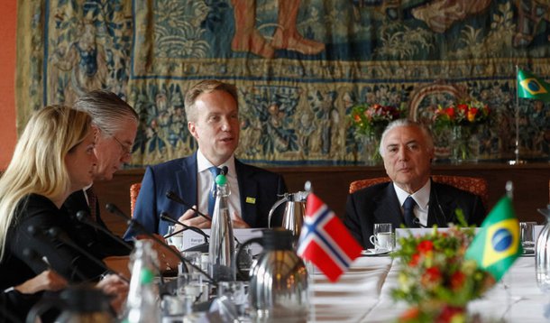 Organizações norueguesa de defesa ao meio ambiente e aos direitos humanos planejam um protesto nesta sexta-feira (23) em frente à casa da primeira-ministra Erna Solberg, contra as políticas adotadas pelo presidente Michel Temer, que está em visita diplomática ao país europeu; entidades como a Fundação Rainforest afirmam que o governo do peemedebista está sendo um "desastre" para a proteção ambiental, para os povos indígenas e para os defensores de direitos humanos, pontuando que o desmatamento na floresta amazônica aumentou cerca de 30% durante o mandato de Temer