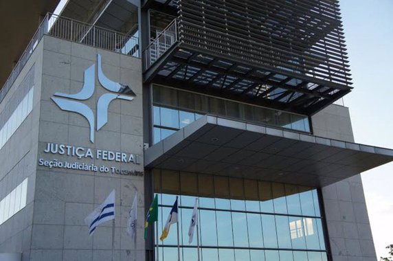A Justiça Federal do Tocantins realizou audiências de custódia com 10 médicos presos por conta da Operação Marca Passo, que investiga desvios no sistema de saúde do Estado; Oito dos médicos foram liberados após pagamento de fiança - o montante das fianças pagas pelos investigados chega a R$ 250 mil; Ibsen Trindade e Andrés Esteva continuam presos, pois a justiça considera que ambos ocupam um lugar de relevância na suposta organização criminosa descoberta pela operação da PF