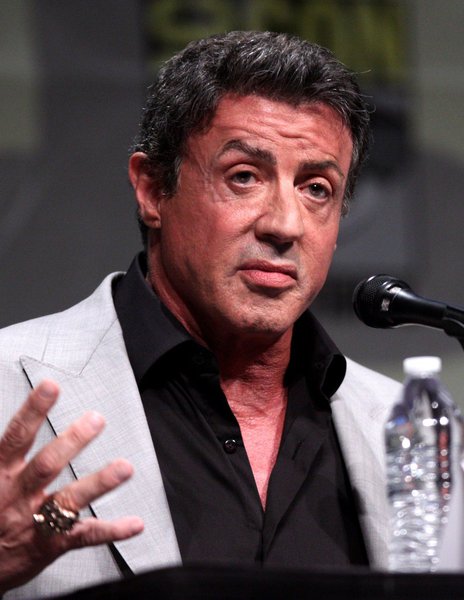 O ator Sylvester Stallone é mais uma estrela de Hollywood acusada de abuso sexual: o ator e um segurança abusaram de uma fã de 16 anos durante as filmagens de "Falcão - O campeão dos campeões", em 1980; de acordo com a fã, ela foi forçada a ter relações sexuais com os dois homens simultaneamente