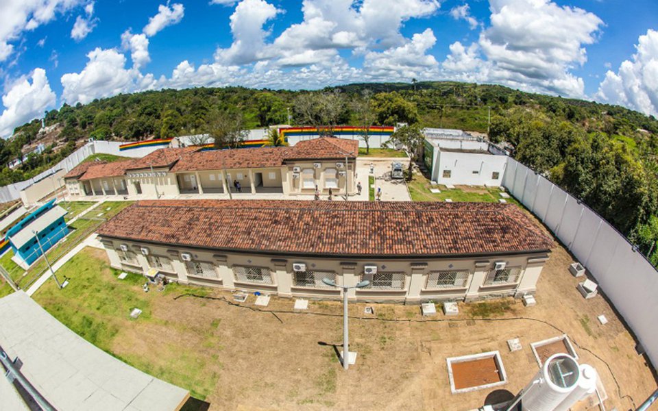 Três adolescentes morreram asfixiados nesse domingo (2), durante um motim em uma unidade da Fundação de Atendimento Socioeducativo (Funase), em Vitória de Santo Antão (PE), na Zona da Mata pernambucana; segundo a Funase, seis internos colocaram fogo em uma das alas do Centro de Atendimento Socioeducativo de Pernambuco (Case) no meio da tarde de ontem; há pouco mais de uma semana, um adolescente que cumpria medida socioeducativa de internação na mesma unidade de Vitória de Santo Antão foi morto por outros internos
