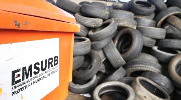 Garantir a correta destinação de pneus inservíveis é um dos compromissos da Prefeitura de Aracaju com o meio ambiente; além de viabilizar a reutilização de materiais, a ação também auxilia na redução dos índices de infestação de dengue; através da Empresa Municipal de Serviços Urbanos (Emsurb), são recolhidas cerca de 12 toneladas mensais de pneus nos bairros da capital; coleta é realizada diariamente por dois caminhões, da Emsurb e Defesa Civil, em borracharias, canais, terrenos baldios e em algumas caixas coletoras, que são disponibilizadas pela Emsurb nos bairros, como ponto de apoio para o recolhimento