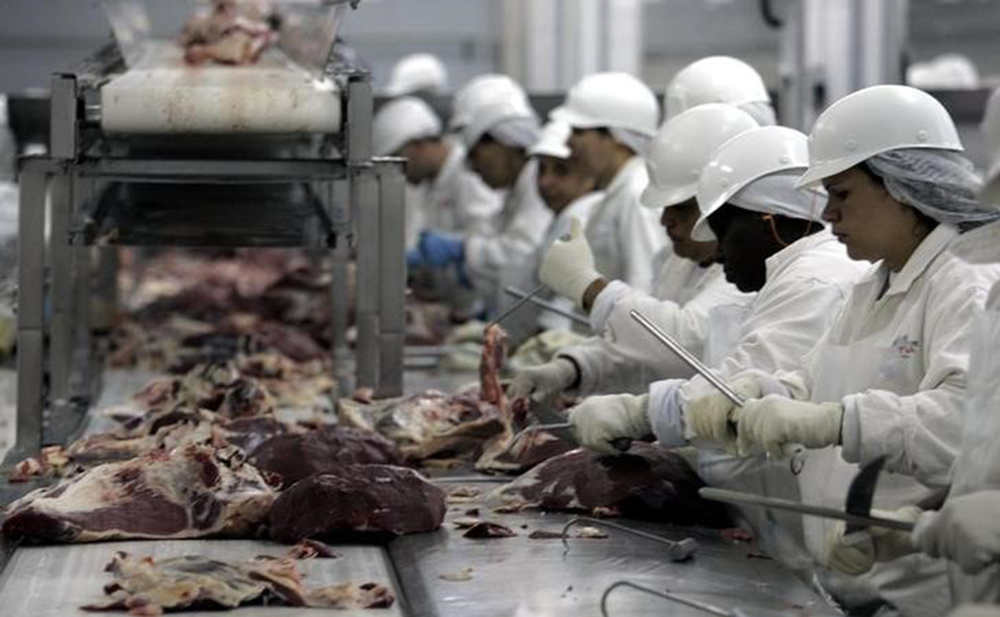 Trabalhadores de frigorífico em São Paulo. 09/09/2005 REUTERS/Paulo Whitaker