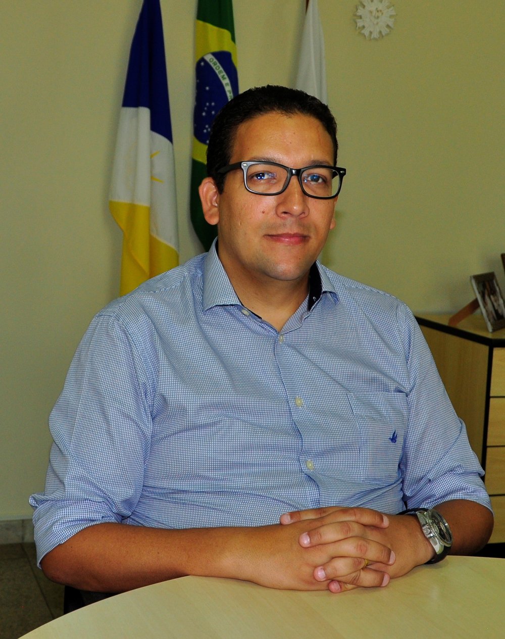 O secretário da Administração do Tocantins (Secad), Geferson Barros, afirmou que o Estado não renovará o contrato com o plano de saúde da Unimed Centro-Oeste Tocantins; o convênio termina em 12 de janeiro de 2018; de acordo com o titular da pasta, a decisão foi tomada pelos dois lados, após conversa entre o Estado e a operadora do plano;  titular da Secad disse que será realizada uma licitação para contratação de uma nova empresa