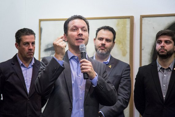 Em discurso durante ato de assinatura de decreto sobre o licenciamento para a construção civil, o prefeito de Porto Alegre, Nelson Marchezan Jr. (PSDB), demonstrou irritação e disse ter sido surpreendido com a decisão da Câmara de Vereadores de aprovar a elevação do teto dos servidores do Executivo municipal para R$ 30.471,11, revertendo assim a decisão de estipular o teto municipal em R$ 19.477,40, que ele havia sancionado em abril; “Uma das economias [propostas no ajuste] era retirar daqueles que tem uma remuneração bastante mais elevada do que a média de todos os brasileiros. Essa decisão da Câmara de elevar o teto para trinta e um mil aumenta em mais de R$ 50 milhões por ano a despesa do governo municipal, isso é um terço de uma folha de pagamento”, disse o prefeito