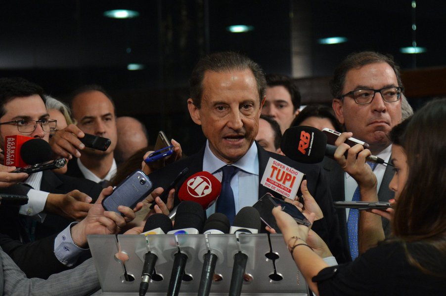 presidente da Federação das Indústrias do Estado de São Paulo (Fiesp) classificou de "tímido" o corte na taxa básica de juros em 0,75 ponto percentual, a 7,5 por cento ao ano, anunciado nesta quarta-feira, 25, pelo Banco Central; "O BC poderia ter mantido o ritmo de redução de 1 ponto percentual. Embora a Selic esteja chegando perto de seu menor valor histórico, para o tomador final continuam muito elevados os juros no Brasil. A retomada da atividade segue lenta, e a inflação permanece abaixo da meta", disse Skaf em nota