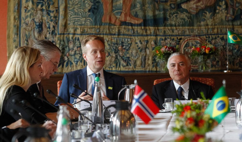 Organizações norueguesa de defesa ao meio ambiente e aos direitos humanos planejam um protesto nesta sexta-feira (23) em frente à casa da primeira-ministra Erna Solberg, contra as políticas adotadas pelo presidente Michel Temer, que está em visita diplomática ao país europeu; entidades como a Fundação Rainforest afirmam que o governo do peemedebista está sendo um "desastre" para a proteção ambiental, para os povos indígenas e para os defensores de direitos humanos, pontuando que o desmatamento na floresta amazônica aumentou cerca de 30% durante o mandato de Temer