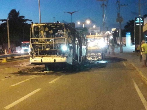 Foi registrado novo ataque à ônibus, em Fortaleza, na manhã de hoje (20). O ataque foi no bairro Vila Velha, próximo ao Conjunto Polar. O veículo incendiado fazia a linha Vila Velha/Riomar Kennedy. Também circulam informações que outro ônibus teria sido incendiado na manhã de hoje, no município de Itapiúna, na região de Baturité. O Sindicato da Empresas de Ônibus afirma, entretanto, que a circulação da frota está normalizada, em Fortaleza, apesar do ataque de hoje. Os sete terminais também estão funcionando normalmente
 
